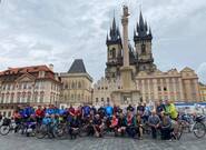 Cyklopoutníci míří přes Broumovský klášter do Velehradu