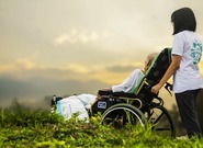 Charita Hradec Králové pořádá Týden hospiců. Nabídne mši svatou i výstavu v kostele