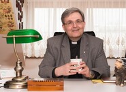 Odkaz oběti komunistické šikany biskupa Hloucha připomíná dokument, výstava i dnešní bohoslužba