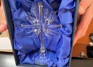 Kříž z dílny novoborského sklářského mistra Davida Wünsche získalo 9 spolupracovníků Charity ČR