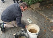 Mladý manželský pár zavražděný nacisty připomínají nově položené kameny zmizelých