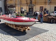 Moravské a Římské náměstí v Brně „zdobí“ vraky aut a lodi